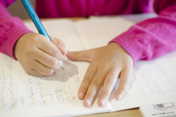 孫の学費を贈与する際は特例があります