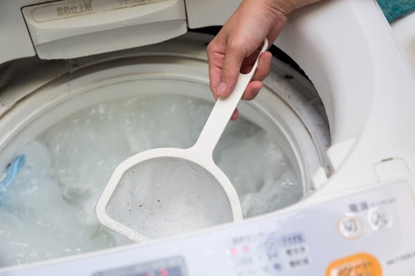 洗濯機は酸素系漂白剤できれいに 塩素系との違いや掃除方法を伝授 ミツモア 洗濯機は酸素系漂白剤できれいに 塩素系との違いや掃除方法を伝授 ミツモア