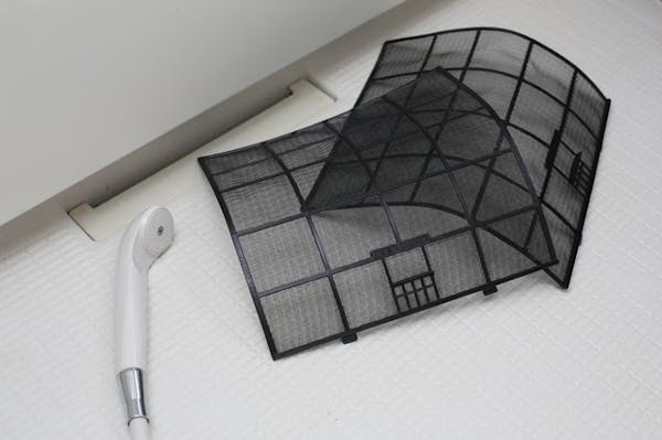 エアコンフィルターの掃除方法を解説 掃除をしないと発生する2つのデメリットも紹介 ミツモア エアコンフィルターの掃除方法を解説 掃除をしないと発生する2つのデメリットも紹介 ミツモア