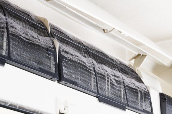 エアコンフィルターは水洗い 5ステップで簡単掃除 油汚れには洗剤で対処 エアコンフィルターは水洗い 5ステップで簡単掃除 油汚れには洗剤で対処
