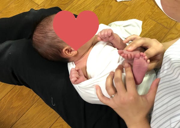 ニューボーンフォトおくるみの巻き方写真で解説 おひな巻きは自分でできる ミツモア ニューボーンフォトおくるみの巻き方写真で解説 おひな巻きは自分でできる ミツモア