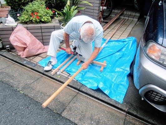 まずは手すりを適切な長さにカットしてきます