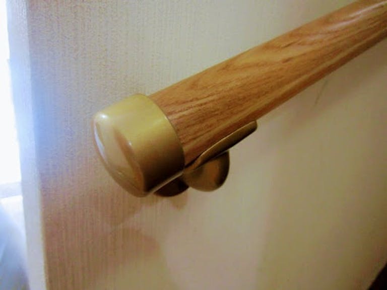 プロに学ぶ 階段に手すりをdiyで安全にとりつける方法 ミツモア プロに学ぶ 階段に手すりをdiyで安全にとりつける方法 ミツモア