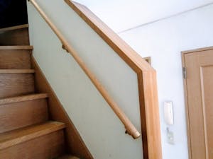 プロに学ぶ 階段に手すりをdiyで安全にとりつける方法 ミツモア プロに学ぶ 階段に手すりをdiyで安全にとりつける方法 ミツモア