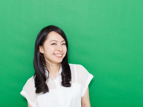 自然な笑顔の女性