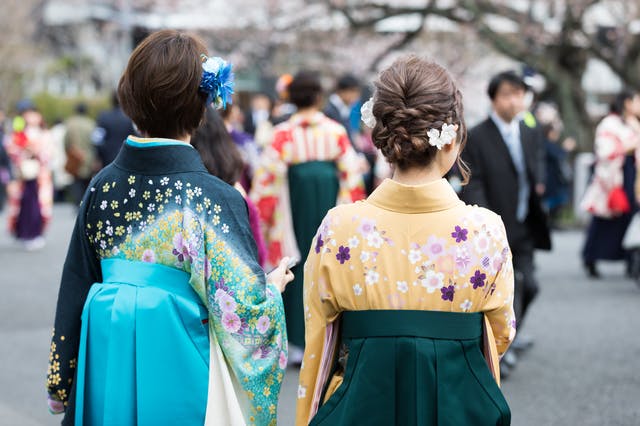 卒業式は袴で出席 振袖 袴の着付けに必要な小物リスト一覧 ミツモア 卒業式は袴で出席 振袖 袴の着付けに必要な小物リスト一覧 ミツモア