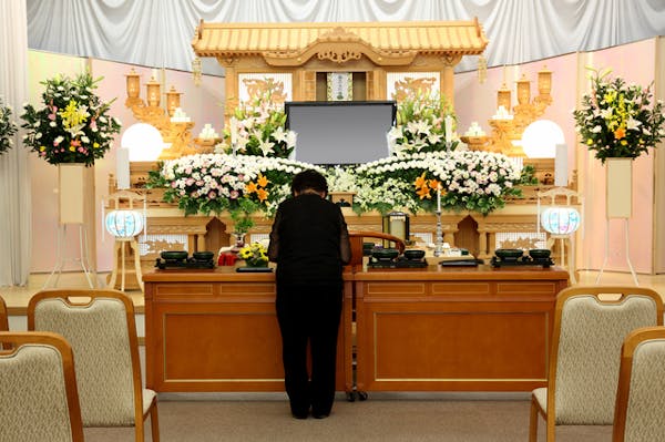 遺影の背景は 青 モノトーン系 がおすすめ 選び方のポイントもご紹介 ミツモア 遺影の背景は 青 モノトーン系 がおすすめ 選び方のポイントもご紹介 ミツモア