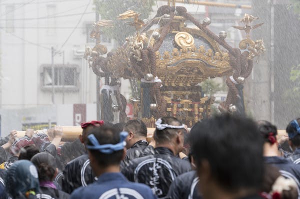 迫力満点のお祭り写真を撮ろう 夜間 踊り 人混みの撮影ポイント ミツモア 迫力満点のお祭り写真を撮ろう 夜間 踊り 人混みの撮影ポイント ミツモア