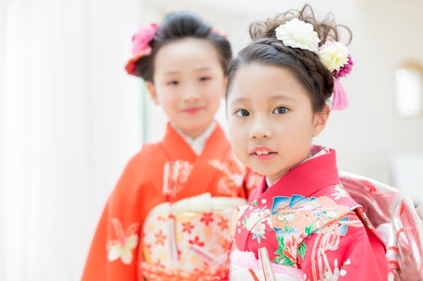 七五三 7歳の女の子を可愛く 写真映えする髪型と着物のコーデ提案 ミツモア