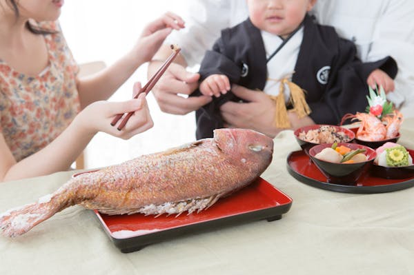 お食い初め服装チェック 赤ちゃんは何を着る 親の服装の決まりは ミツモア お食い初め服装チェック 赤ちゃんは何を着る 親の服装の決まりは ミツモア