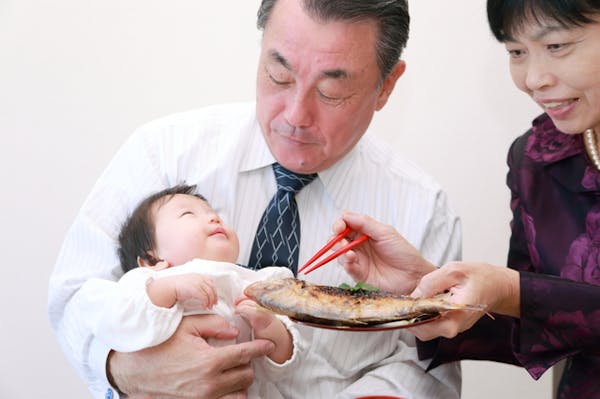 お食い初め服装チェック 赤ちゃんは何を着る 親の服装の決まりは ミツモア お食い初め服装チェック 赤ちゃんは何を着る 親の服装の決まりは ミツモア