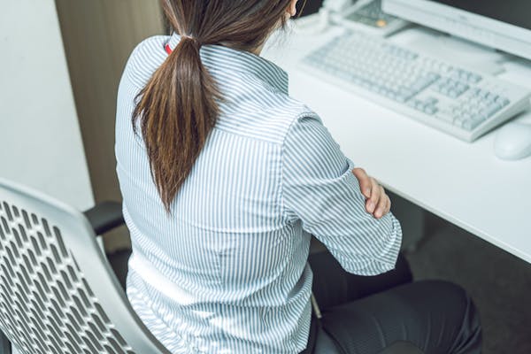 クーラーの冷えに悩む女性