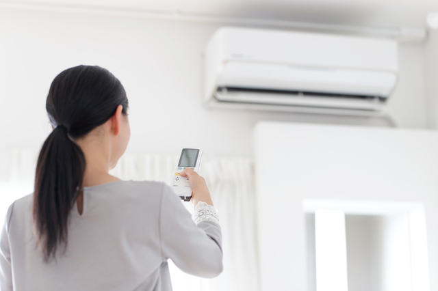 エアコンの設定温度の目安は?夏も冬も快適に過ごすためのポイントを解説