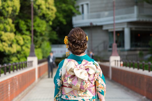 成人式の前撮り 振袖の後ろ姿