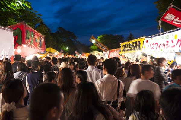 迫力満点のお祭り写真を撮ろう 夜間 踊り 人混みの撮影ポイント ミツモア 迫力満点のお祭り写真を撮ろう 夜間 踊り 人混みの撮影ポイント ミツモア