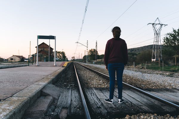 線路 駅 女性