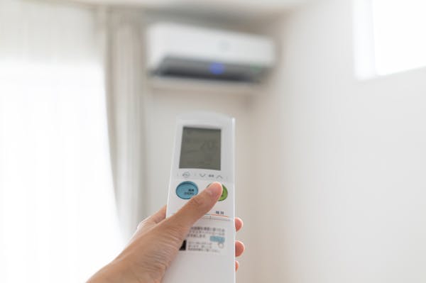 エアコンの設定温度の目安 快適に過ごしながら電気代を節約する7つの方法も紹介 ミツモア エアコンの設定温度の目安 快適に過ごしながら電気代を節約する7つの方法も紹介 ミツモア