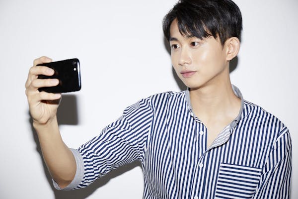 写真写りで勝つ 男前を作る表情 髪型 ポーズを自撮りで徹底研究 ミツモア 写真写りで勝つ 男前を作る表情 髪型 ポーズを自撮りで徹底研究 ミツモア
