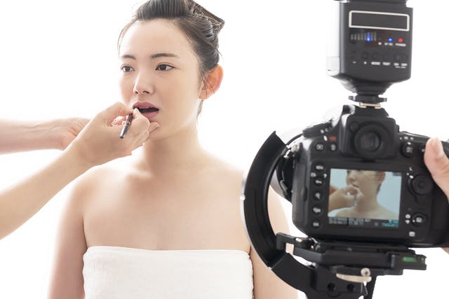 フォトウェディングのカメラマンとヘアメイクはどうやって探す?