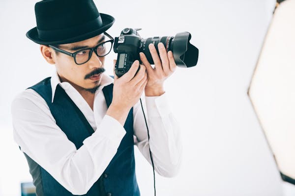 写真写りで勝つ 男前を作る表情 髪型 ポーズを自撮りで徹底研究 ミツモア 写真写りで勝つ 男前を作る表情 髪型 ポーズを自撮りで徹底研究 ミツモア