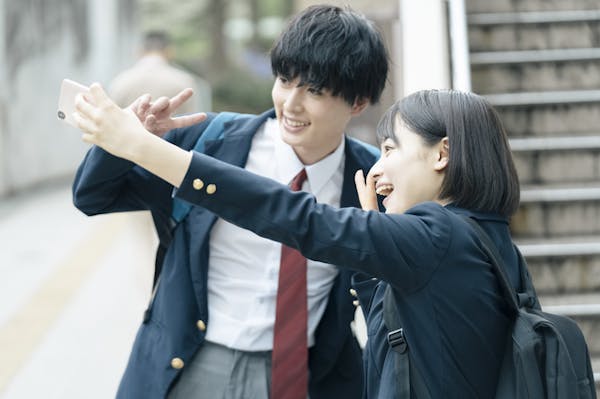 カップル写真をアルバムにしよう ポーズはなしでもおしゃれな撮り方 ミツモア カップル写真をアルバムにしよう ポーズはなしでもおしゃれな撮り方 ミツモア