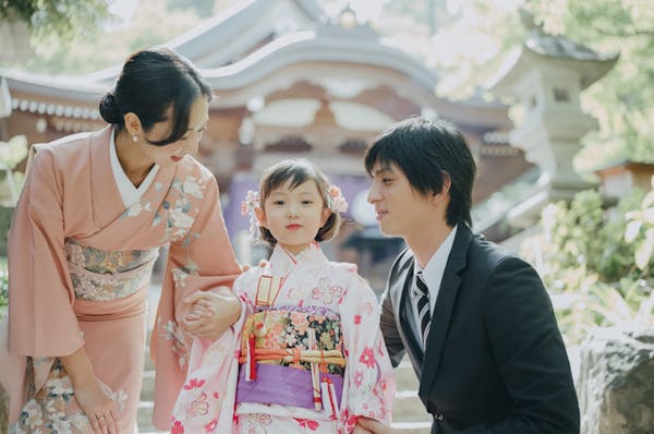 七五三の女の子の写真撮影は、神社での出張撮影も人気です