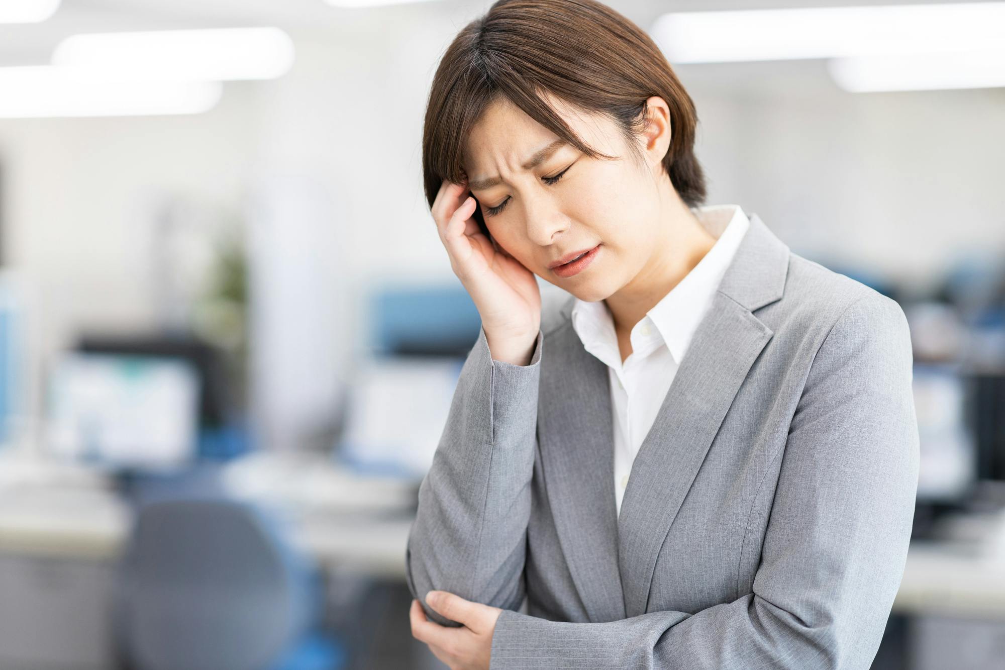 頭痛の原因がエアコンの効きすぎ クーラー病の原因と対策を解説 ミツモア 頭痛の原因がエアコンの効きすぎ クーラー病の原因と対策を解説 ミツモア
