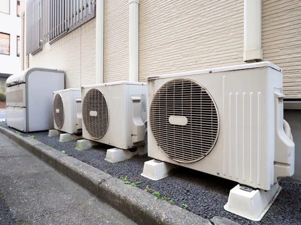 エアコン室外機を掃除しないとどうなる 自分で掃除する方法と 必要性を解説 ミツモア