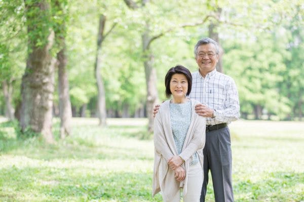 公園で微笑む祖父母