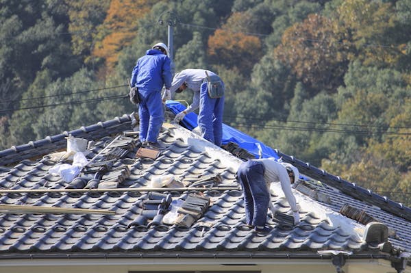 台風に強い屋根材はどれ 屋根の形状や屋根材別に詳しく解説 ミツモア 台風に強い屋根材はどれ 屋根の形状や屋根材別に詳しく解説 ミツモア