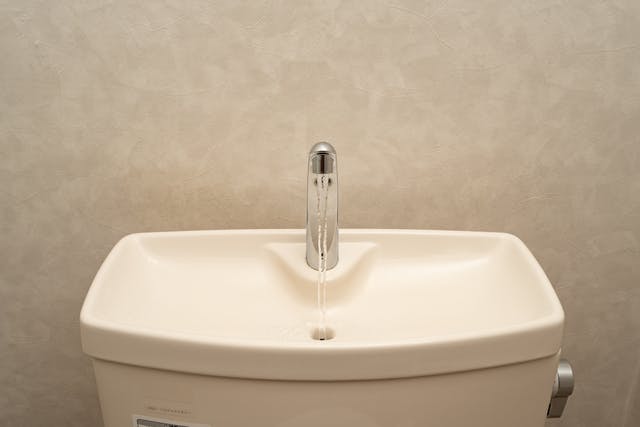 トイレタンクの掃除方法｜カビや水垢汚れを落としてすっきりきれいに