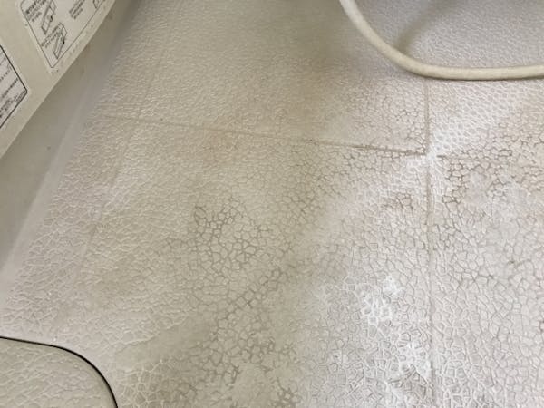 お風呂の床の黒ずみ掃除方法を原因別に徹底解説 ミツモア お風呂の床の黒ずみ掃除方法を原因別に徹底解説 ミツモア