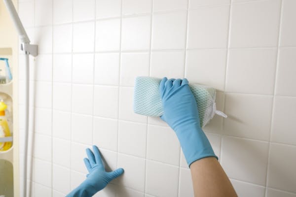 お風呂の赤カビの落とし方を洗剤別に紹介 100均アイテムも ミツモア お風呂の赤カビの落とし方を洗剤別に紹介 100均アイテムも ミツモア