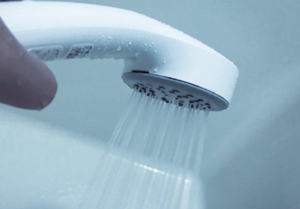お風呂の赤カビの落とし方を洗剤別に紹介 100均アイテムも ミツモア お風呂の赤カビの落とし方を洗剤別に紹介 100均アイテムも ミツモア