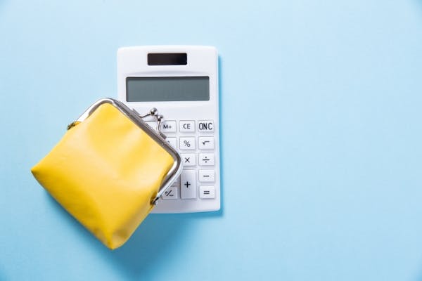 折半屋根の塗装に詳しくなろう メンテナンス時期から単価相場 塗装方法の種類まで紹介 ミツモア 折半屋根の塗装に詳しくなろう メンテナンス時期から単価相場 塗装方法の種類まで紹介 ミツモア