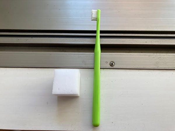 歯ブラシとメラミンスポンジを用意する