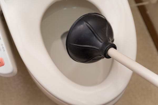 トイレのつまりをスッポンで解消 ラバーカップの正しい使い方 種類 手入れ方法など解説 ミツモア トイレのつまりをスッポンで解消 ラバーカップの正しい使い方 種類 手入れ方法など解説 ミツモア