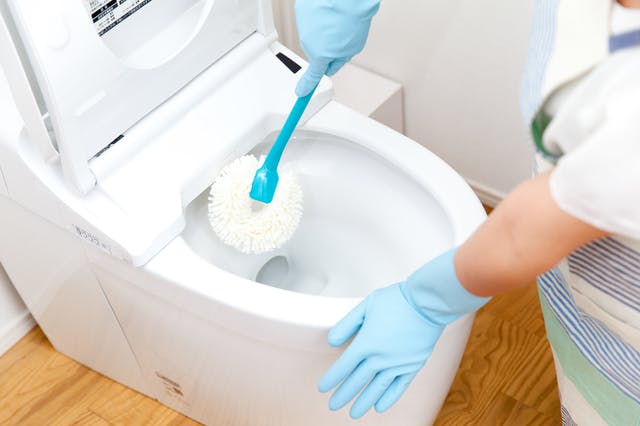 トイレ掃除初心者必見 こびりついたトイレの汚れの落とし方 ミツモア トイレ掃除初心者必見 こびりついたトイレの汚れの落とし方 ミツモア
