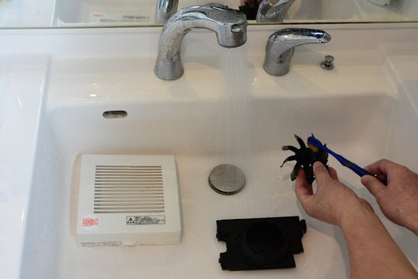 トイレの換気扇の掃除方法 カバーやプロペラの外し方も解説 ミツモア トイレの換気扇の掃除方法 カバーやプロペラの外し方も解説 ミツモア