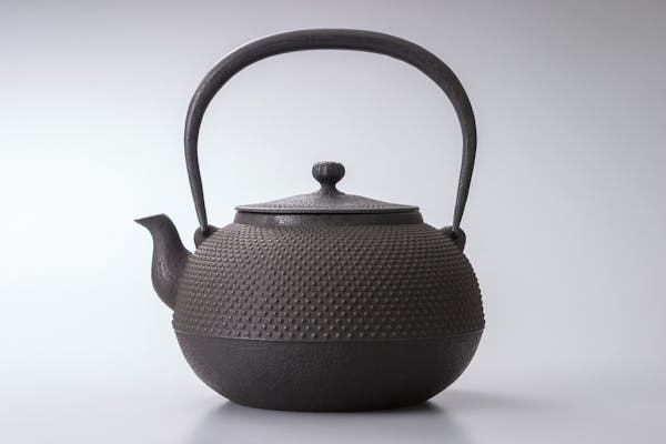 鉄瓶の錆びはとる必要なし 湯垢を作って錆びを予防しよう ミツモア 鉄瓶の錆びはとる必要なし 湯垢を作って錆びを予防しよう ミツモア