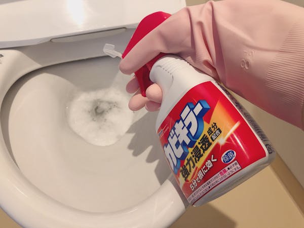 トイレのカビを落とす 重曹とクエン酸で便器から床までピカピカに ミツモア トイレのカビを落とす 重曹とクエン酸で便器から床までピカピカに ミツモア