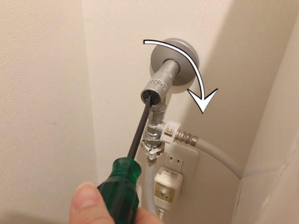 トイレの止水栓の閉め方 調整方法を解説 止水栓から水漏れする場合の対処法も ミツモア トイレの止水栓の閉め方 調整方法を解説 止水栓から水漏れする場合の対処法も ミツモア