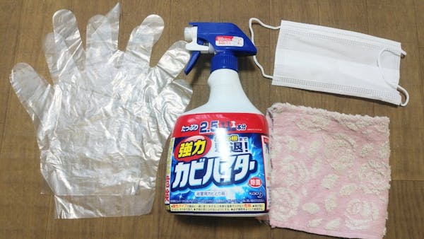 塩素系漂白剤などの掃除道具