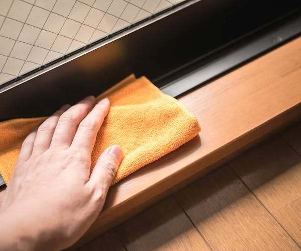 窓サッシについたカビを掃除する方法 素材を傷めない安全な落とし方も紹介 ミツモア 窓サッシについたカビを掃除する方法 素材を傷めない安全な落とし方も紹介 ミツモア