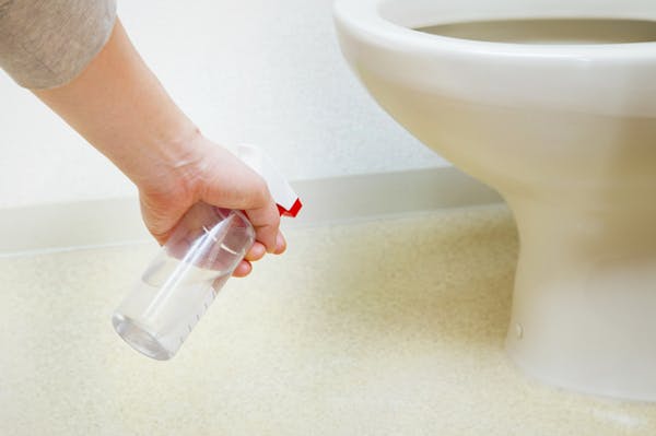 トイレのカビを落とす 重曹とクエン酸で便器から床までピカピカに ミツモア トイレのカビを落とす 重曹とクエン酸で便器から床までピカピカに ミツモア