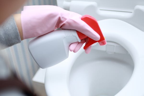 トイレのカビを落とす 重曹とクエン酸で便器から床までピカピカに ミツモア トイレのカビを落とす 重曹とクエン酸で便器から床までピカピカに ミツモア