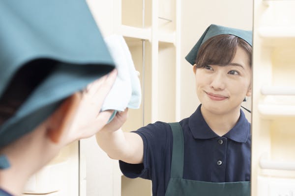 鏡を掃除する女性