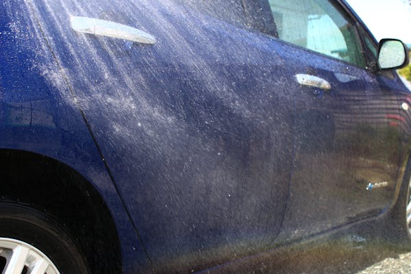 洗車で水を浴びている車