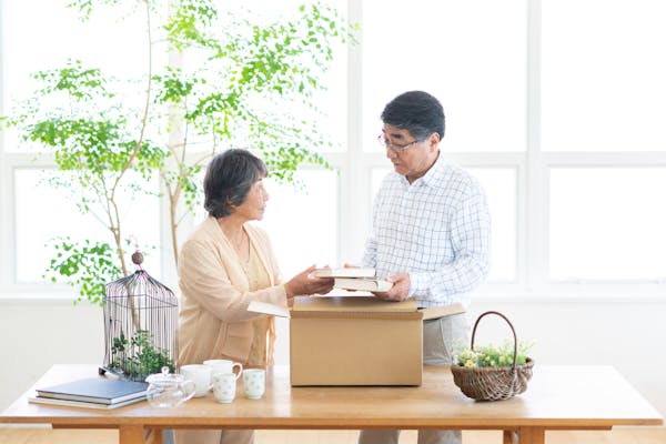 遺品整理をしている夫婦