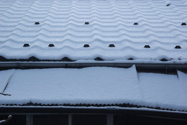 無落雪屋根とは 3種類の特徴や構造 リフォーム費用 注意点や仕組みも把握しておこう ミツモア 無落雪屋根とは 3種類の特徴や構造 リフォーム費用 注意点や仕組みも把握しておこう ミツモア